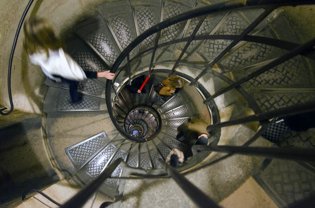 arcdetriomphestairs.jpg