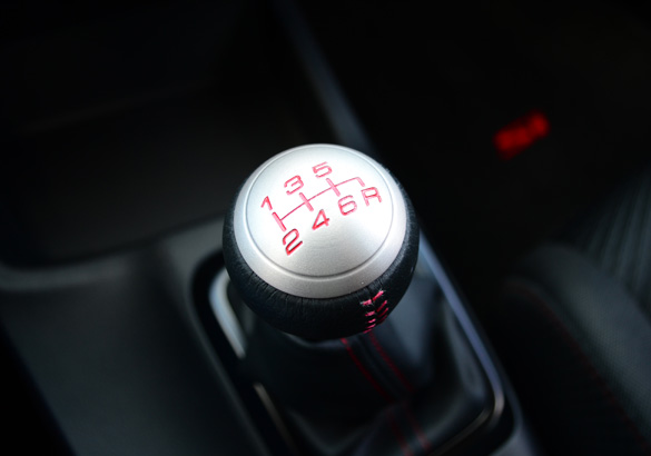 2012-honda-civic-si-shift-knob.jpg